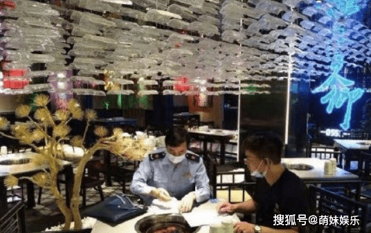 是的，上海的一些火鍋店為了服務(wù)更多的顧客，特別是那些來自韓國的顧客，會配備韓語翻譯。這樣的翻譯通常是在餐廳工作的母語為韓語的工作人員或者聘請的韓語翻譯人員，他們可以幫助韓語顧客進行菜單點餐、解答疑問以及提供其他必要的服務(wù)。，這樣的舉措反映了上海作為一個國際化大都市，對于不同文化背景和語言的顧客的包容性和服務(wù)質(zhì)量的重視。這也進一步促進了跨文化交流和不同文化間的融合。