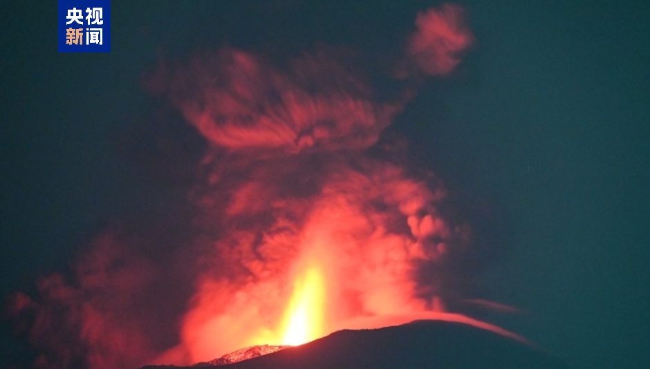 是的，據(jù)報(bào)道，印尼伊布火山發(fā)生了噴發(fā)，噴發(fā)出的灰柱高達(dá)3000米。建議您關(guān)注當(dāng)?shù)氐卣鸷突鹕絿姲l(fā)預(yù)警信息，以獲取最新動(dòng)態(tài)和潛在風(fēng)險(xiǎn)。同時(shí)，如果您身處火山附近地區(qū)，務(wù)必遵循當(dāng)?shù)卣陀嘘P(guān)部門的安全指引和建議，確保自身安全。