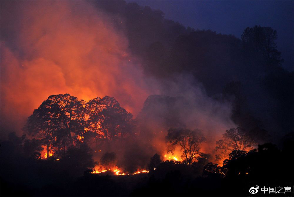 是的，據(jù)報(bào)道，摩登家庭取景地的一部分確實(shí)被山火燒毀了。，這場山火發(fā)生在加利福尼亞州，燒毀了許多地方，包括摩登家庭的取景地。該劇的拍攝地點(diǎn)在洛杉磯附近的希爾茲堡，那里的一些建筑和景觀在火災(zāi)中受到了破壞。，這場山火對當(dāng)?shù)卦斐闪藰O大的破壞和影響，許多居民和拍攝團(tuán)隊(duì)都受到了影響。幸運(yùn)的是，一些場景和道具可能已經(jīng)被轉(zhuǎn)移或保護(hù)，以確保拍攝能夠繼續(xù)進(jìn)行。然而，這也提醒我們氣候變化和環(huán)境問題的重要性，我們需要更加重視保護(hù)我們的自然環(huán)境和生態(tài)系統(tǒng)。