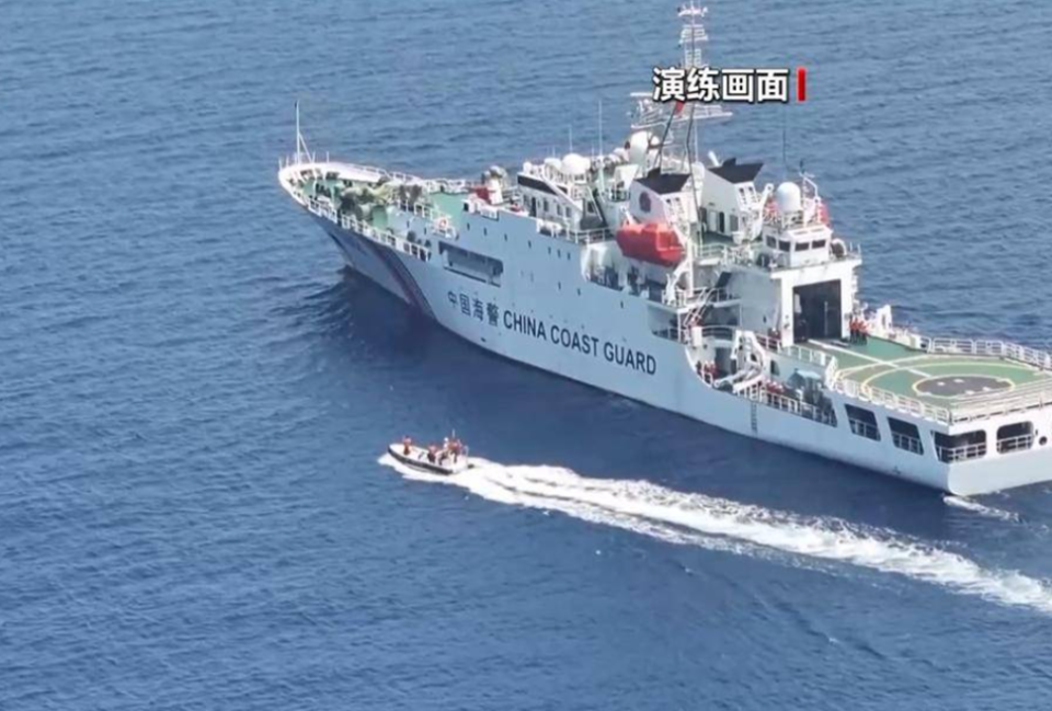 中國(guó)海警在黃巖島起飛艦載機(jī)并不是首次。，早在幾年前，中國(guó)海警就已經(jīng)在黃巖島設(shè)立常態(tài)化巡邏機(jī)制，并且多次起飛艦載機(jī)進(jìn)行巡邏。這是為了維護(hù)黃巖島的主權(quán)和海洋權(quán)益，確保該區(qū)域的安全穩(wěn)定。需要注意的是，具體的首次起飛時(shí)間可能因不同的報(bào)道和來(lái)源而有所差異。，以上內(nèi)容僅供參考，如需更多信息，建議查閱相關(guān)報(bào)道或咨詢專業(yè)人士。