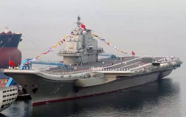 中國(guó)人民解放軍海軍福建艦是中國(guó)第三艘航空母艦，也是中國(guó)第二艘國(guó)產(chǎn)航母。至于四川艦正式出塢的時(shí)間，暫時(shí)無(wú)法提供準(zhǔn)確信息。建議關(guān)注最新的官方報(bào)道或軍事新聞資訊獲取相關(guān)信息。