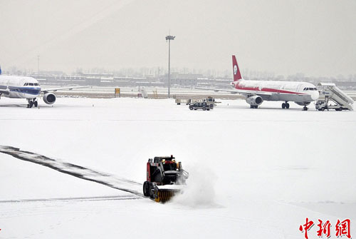 是的，由于英國(guó)出現(xiàn)大降雪，導(dǎo)致多個(gè)機(jī)場(chǎng)跑道暫時(shí)關(guān)閉，航班受到嚴(yán)重影響。建議關(guān)注最新的天氣預(yù)報(bào)和機(jī)場(chǎng)航班信息以獲取最新動(dòng)態(tài)。