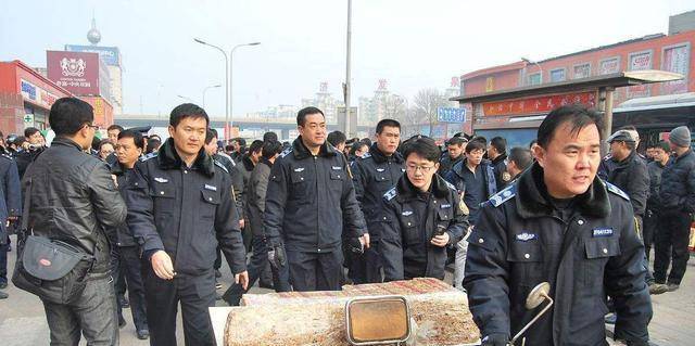 關(guān)于一位山東女子到新疆遇到超帥交警的情況，我無法提供具體的細節(jié)和后續(xù)發(fā)展。，如果您想分享類似的經(jīng)歷或故事，可以在社交媒體平臺上發(fā)布相關(guān)的內(nèi)容，與更多的人分享您的旅行見聞和感受。同時，也請注意尊重他人的隱私和權(quán)益，避免過度關(guān)注他人的個人信息。，此外，如果您需要了解新疆地區(qū)的交通情況或其他相關(guān)信息，可以通過官方渠道或當?shù)芈糜尉值惹阔@取更準確和全面的信息。希望這些信息對您有所幫助。