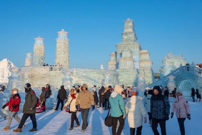 冰雪大世界開園 游客裹棉被排隊(duì)