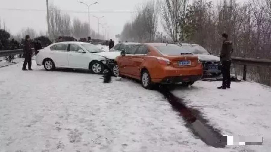 男子開車頂著凍餃子 車頂被刮花