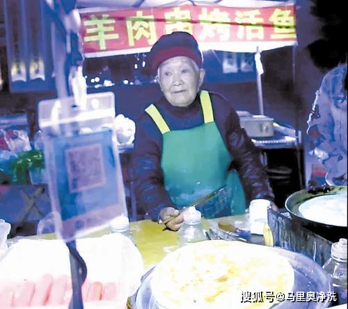 90歲奶奶寒冬擺攤一句話驚醒年輕人