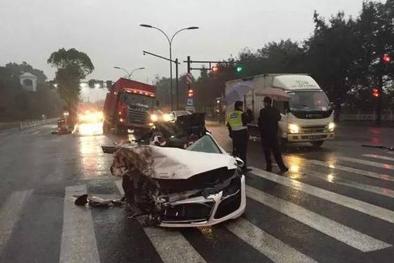 男子手機(jī)被騎手撞飛掉車輪下