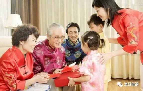 男子打工回家過(guò)年給家人都買(mǎi)了新衣