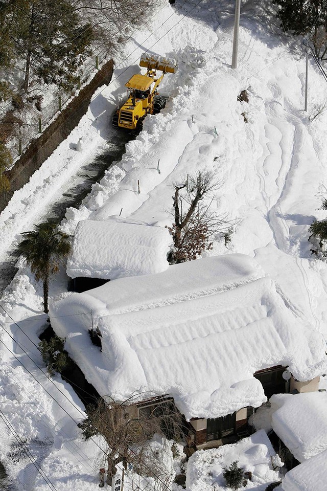 日本東北部遭遇十年一遇大雪