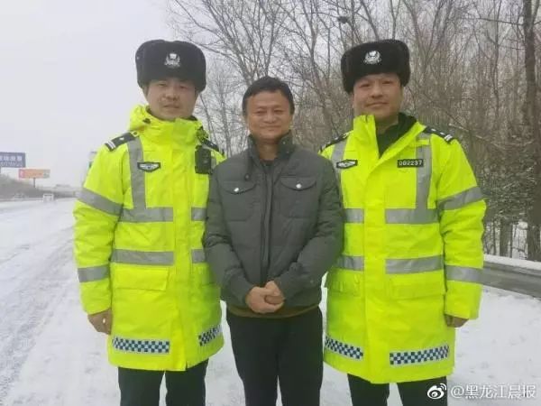 哈爾濱警花執(zhí)勤與游客合影走紅