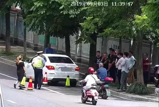 交警回應健走團過橋占用機動車道