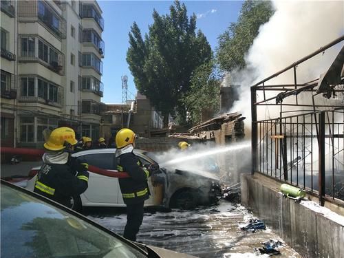 深圳一室外草地著火引燃汽車