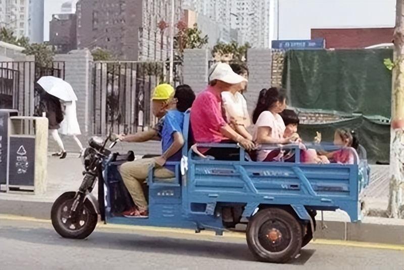 三輪車(chē)正常行駛 牛突然將車(chē)掀翻