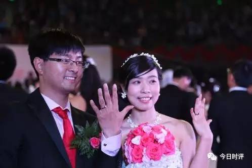 香港二四六天天免費(fèi)資科,霍啟剛弟弟帶未婚妻參加好友婚禮