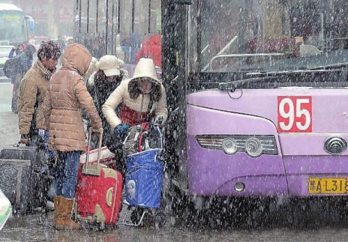 揭秘新澳精準(zhǔn)資料免費(fèi)提供,春運(yùn)高峰遇暴雪 有人被堵高速