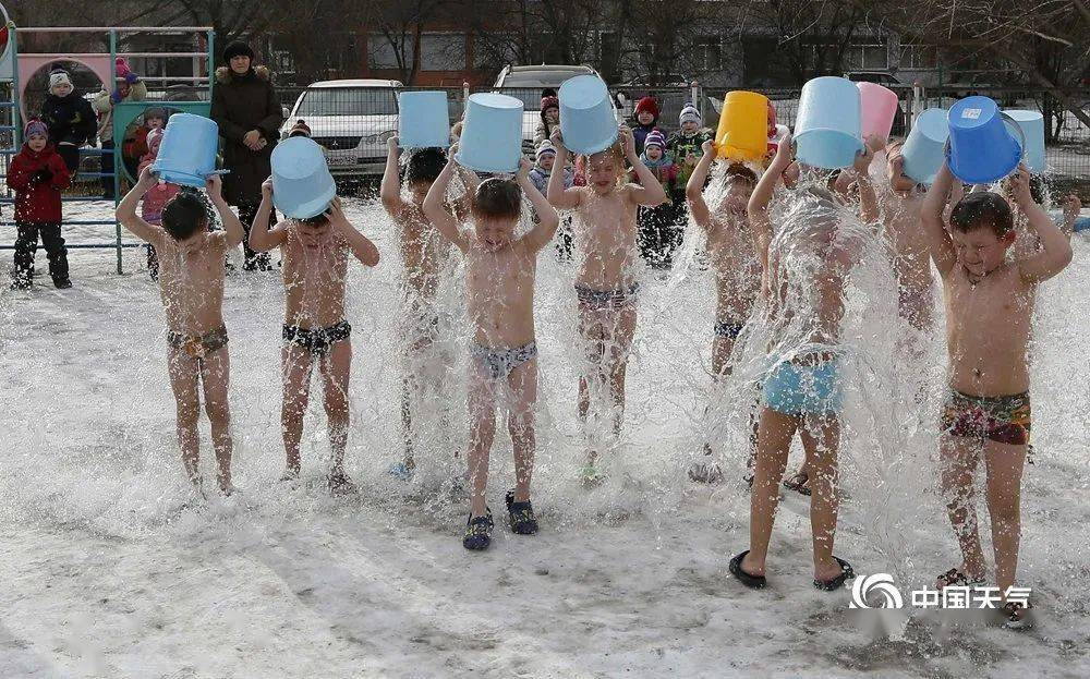 今晚澳門開碼現(xiàn)場直播觀看,男子雪天跳湖托舉落水孩童高效執(zhí)行計劃設(shè)計_精英版41.47.95